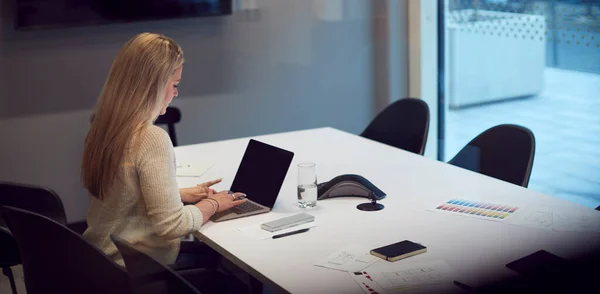 Businesswoman Working Late Office Meeting Room Using Laptop — Stock fotografie