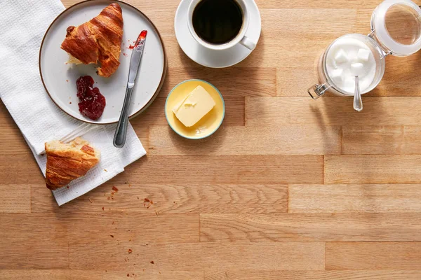 Overhead Leigo Plano Tiro Mesa Colocado Para Pequeno Almoço Croissant — Fotografia de Stock