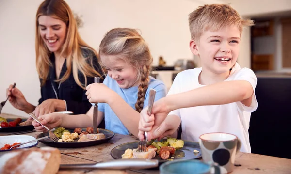 Família Sentada Torno Mesa Casa Pijama Desfrutando Almoço Juntos — Fotografia de Stock