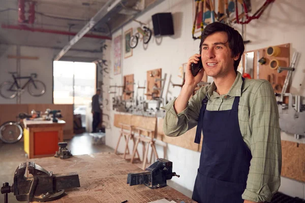 Чоловік Власник Бізнесу Майстерні Робить Дзвінок Мобільному Телефоні — стокове фото