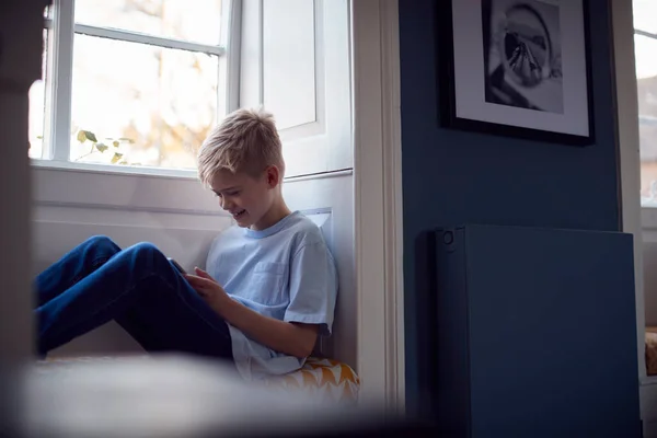 Niño Sentado Asiento Ventana Casa Jugando Tableta Digital — Foto de Stock