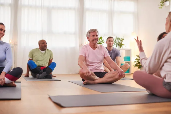 Groep Van Mensen Zitten Oefening Matten Vergadering Voor Fitness Yoga — Stockfoto