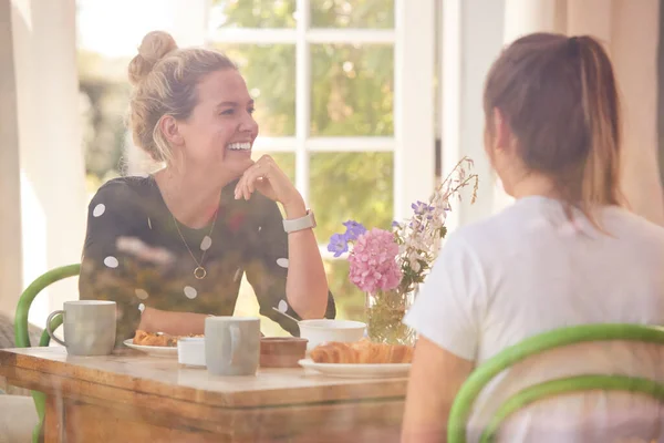 Due Amiche Donne Caffetteria Incontrano Modo Socialmente Distanziato Visto Attraverso — Foto Stock