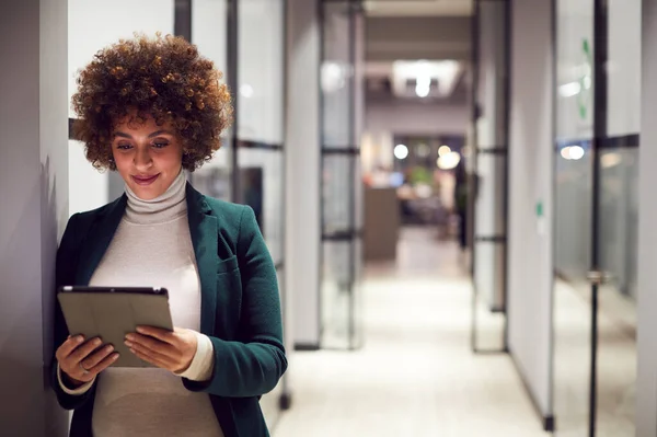 Evening Shot Businesswoman Standing Corridor Modern Office Using Digital Tablet — Foto de Stock