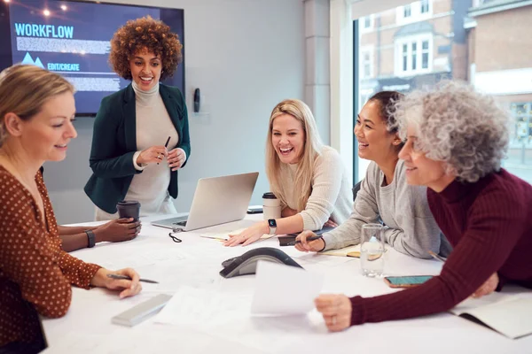 Embarazada Empresaria Lidera Reunión Creativa Mujeres Que Colaboran Alrededor Mesa —  Fotos de Stock