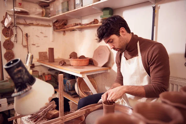 Male Potter Shaping Clay Pot Pottery Wheel Ceramics Studio — Stock Photo, Image