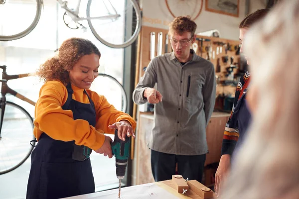 Equipe Multi Cultural Oficina Desembalagem Montagem Mão Construída Quadro Bicicleta — Fotografia de Stock