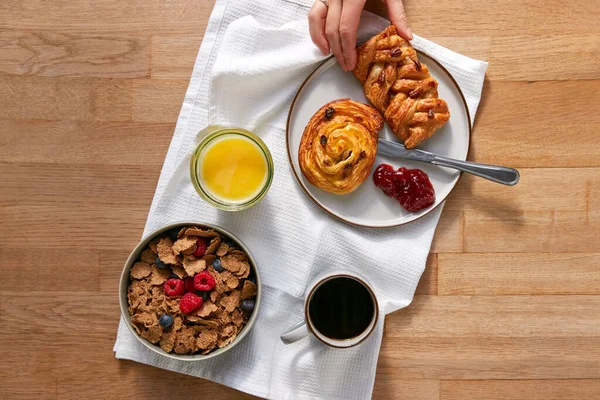 Overhead Flat Lay Woman Eating Table Laid Zum Frühstück Mit — Stockfoto