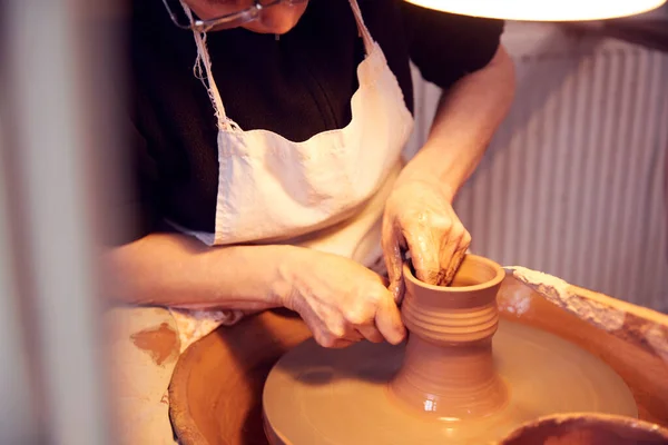 Close Female Potter Shaping Clay Pot Pottery Wheel Ceramics Studio — Stock Photo, Image