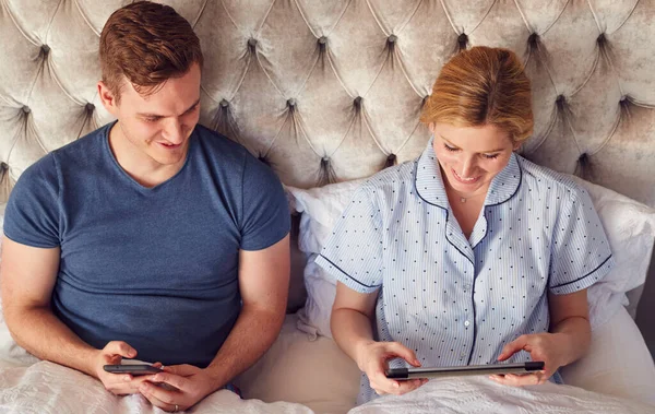부부가 집에서 디지털 태블릿과 전화를 사용하는 채드맨 락다운 — 스톡 사진