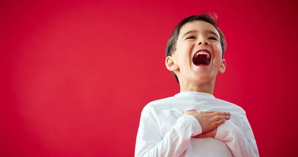 Retrato Rir Jovem Rapaz Contra Fundo Estúdio Vermelho Sorrindo Para — Fotografia de Stock