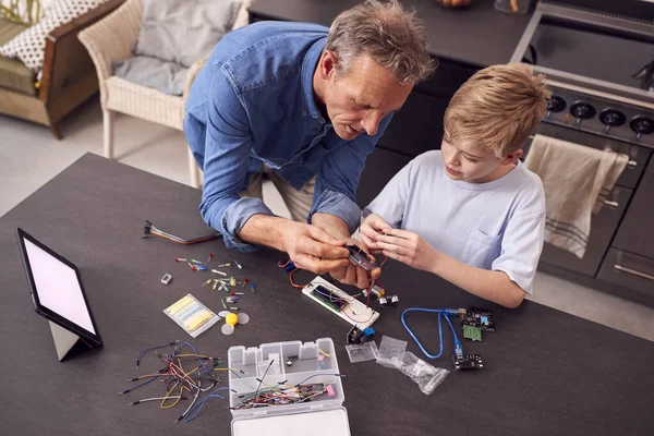 Tiro Aéreo Neto Com Avô Montando Componentes Eletrônicos Para Construir — Fotografia de Stock