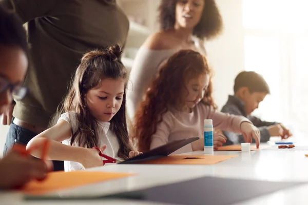 Groep Van Kinderen Thuis Met Ouders Die Plezier Maken Craft — Stockfoto