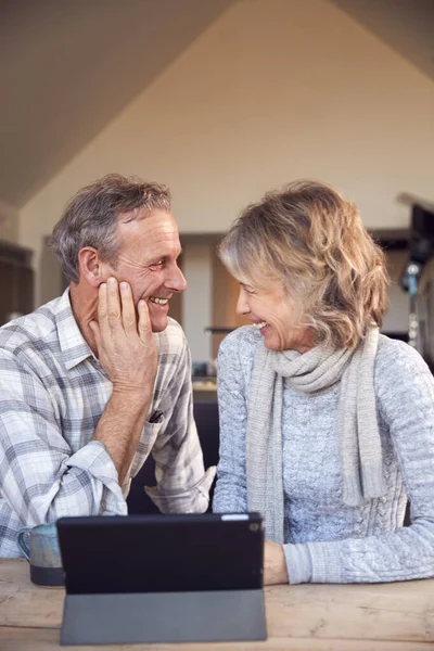 Anziani Pensionati Coppia Casa Acquisto Prodotti Servizi Online Utilizzando Digital — Foto Stock