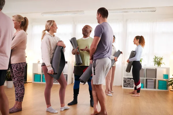 Pessoas Reunião Roupas Exercício Conversando Antes Aula Fitness Ioga Centro — Fotografia de Stock