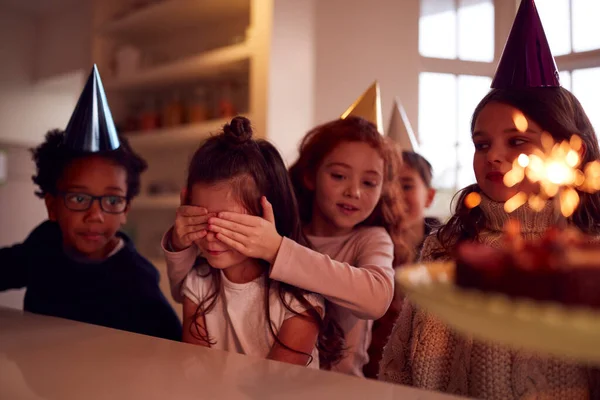 Dziewczyna Świętuje Urodziny Grupą Przyjaciół Domu Otrzymuje Ciasto Ozdobione Sparkler — Zdjęcie stockowe