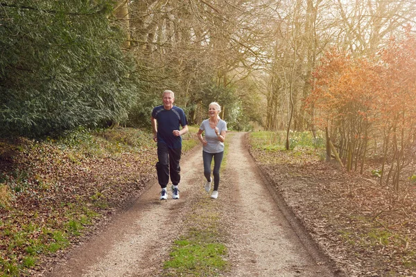 Senior Couple Exercising Het Najaar Countryside Tijdens Covid Lockdown — Stockfoto
