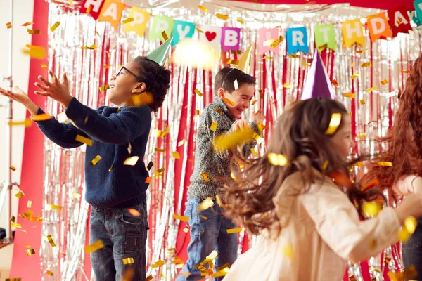 Grupo Crianças Chapéus Festa Comemorando Festa Aniversário Com Streamers Confetti — Fotografia de Stock