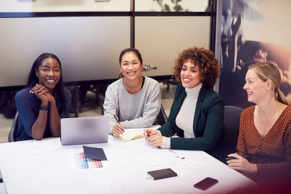Groupe Femmes Affaires Collaborant Réunion Créative Autour Table Dans Bureau — Photo