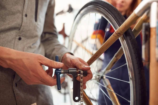 Närbild Laget Verkstad Montering Hand Byggd Hållbar Bambu Cykel — Stockfoto