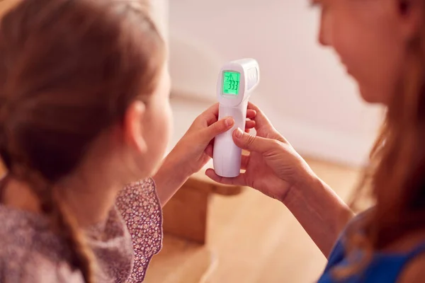 Close Mother Checking Daughters Temperature Home Using Contactless Digital Thermometer — Stock Photo, Image