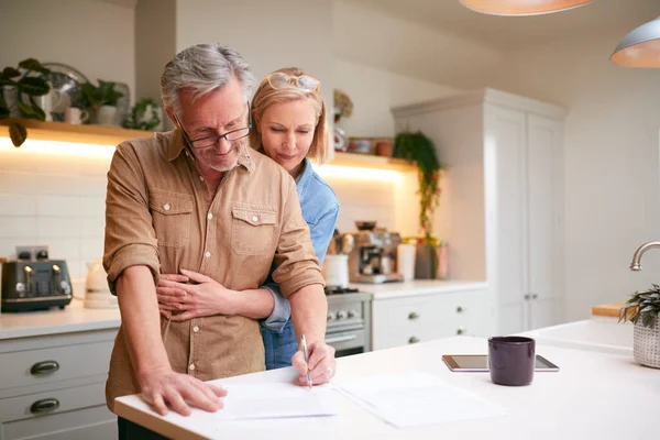 Volwassen Paar Beoordelen Ondertekenen Binnenlandse Financiën Investeringen Papierwerk Keuken Thuis — Stockfoto