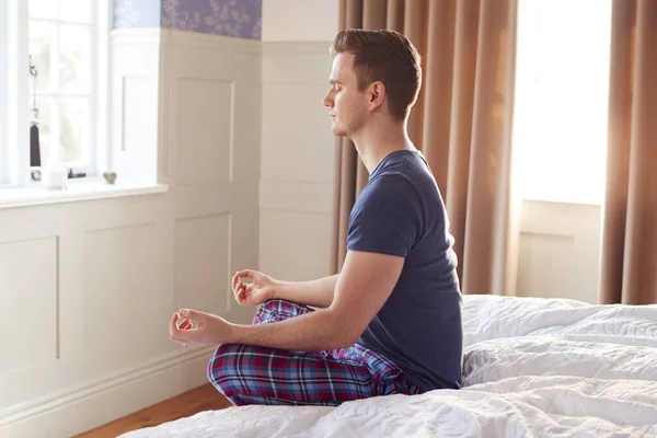 Чоловік Сидить Краю Ліжка Вдома Медитація Під Час Блокування Covid — стокове фото