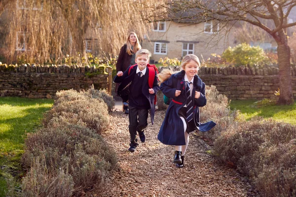 Mor Återvänder Hem Från Skolan Med Barn Bär Skolan Uniform — Stockfoto