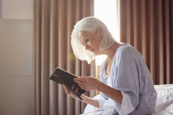 Femme Âgée Endeuillée Assise Sur Bord Lit Regardant Photo Dans — Photo