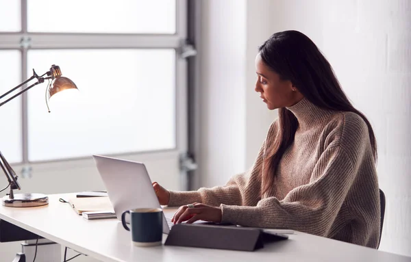 Zakenvrouw Werkt Laptop Aan Bureau Modern Kantoor — Stockfoto