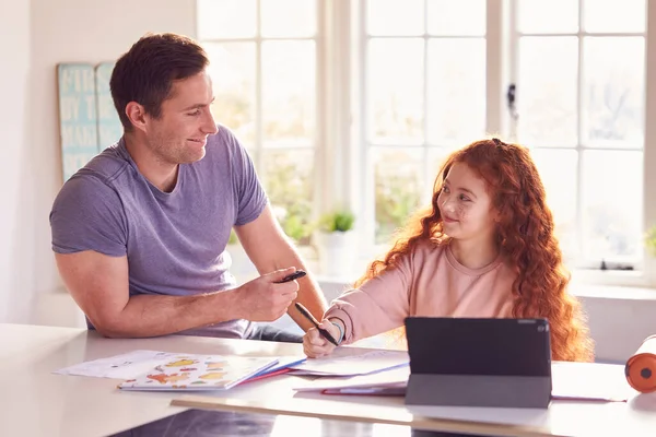 Père Aidant Fille Avec Les Devoirs Assis Comptoir Cuisine Utilisant — Photo