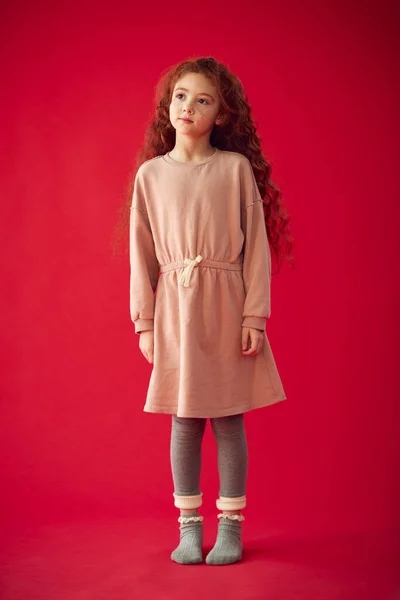 Retrato Comprimento Total Menina Com Cabelo Vermelho Longo Contra Fundo — Fotografia de Stock