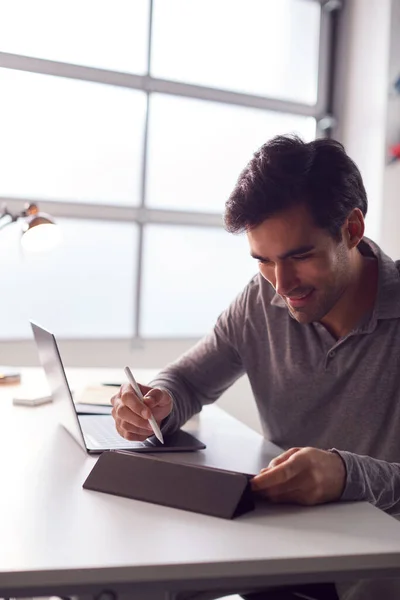 Zakenman Werken Vanuit Huis Tekenen Digitale Tablet Met Behulp Van — Stockfoto