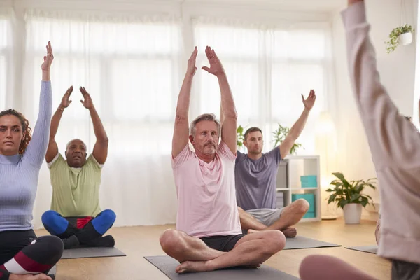 Grupo Con Profesor Sentado Colchonetas Ejercicio Estirándose Clase Yoga Dentro —  Fotos de Stock