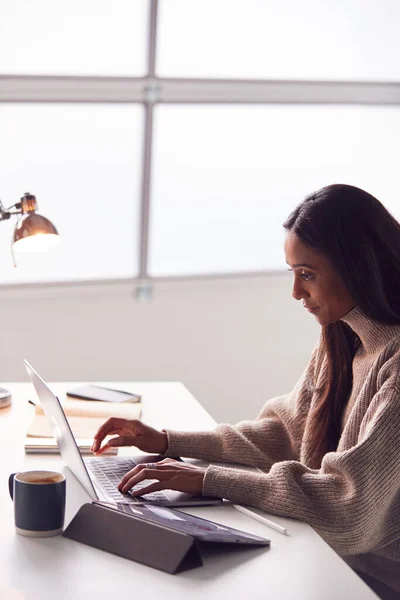 Mujer Negocios Trabajando Ordenador Portátil Escritorio Oficina Moderna —  Fotos de Stock