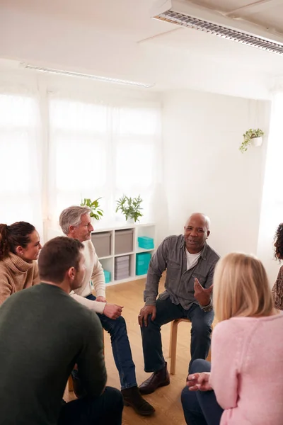 Mensen Wonen Support Group Meeting Voor Geestelijke Gezondheid Afhankelijkheidsproblemen Ruimte — Stockfoto