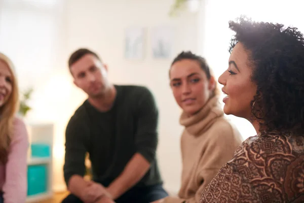Woman Speaking Support Group Meeting Mental Health Dependency Issues Community — Stock Photo, Image