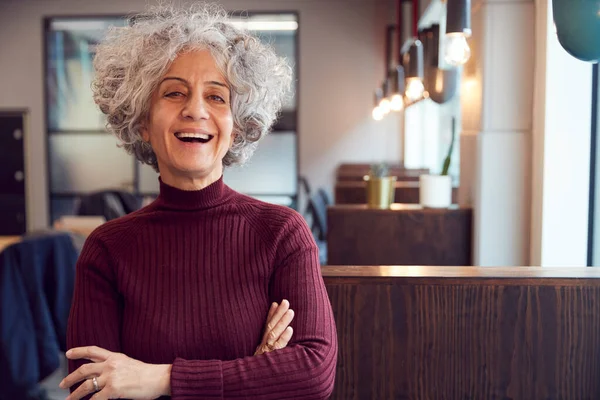 Modern Ofis Çalışan Gülümseyen Olgun Kadınının Kafa Omuz Portresi — Stok fotoğraf