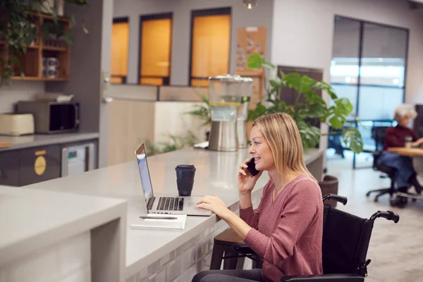 Geschäftsfrau Rollstuhl Telefoniert Laptop Der Küche Des Modernen Büros — Stockfoto