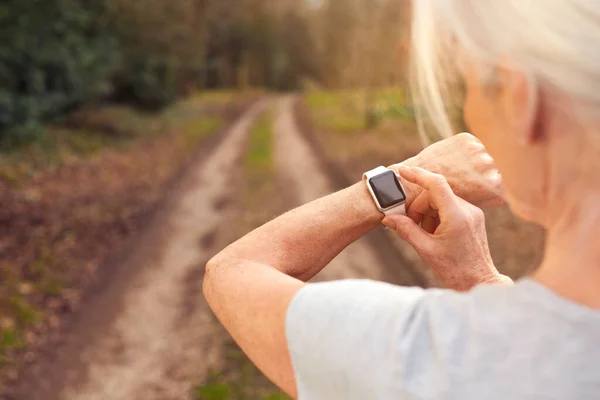 Närbild Senior Kvinna Kör Landsbygden Utövar Kontroll Smart Klocka Fitness — Stockfoto