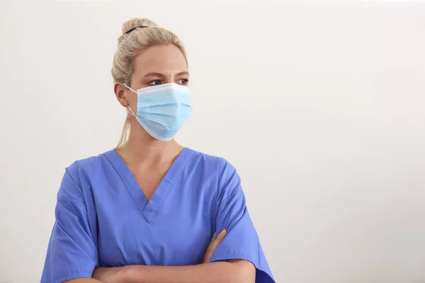 Retrato Estúdio Enfermeira Que Usa Esfregaços Máscara Facial Ppe Contra — Fotografia de Stock