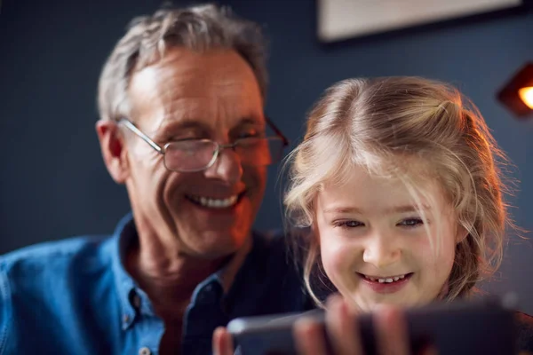 Close Nipote Con Nonno Sedia Guardando Digital Tablet Casa Insieme — Foto Stock
