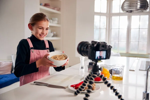 Young Girl Vlogger Haciendo Video Redes Sociales Sobre Cocinar Para —  Fotos de Stock