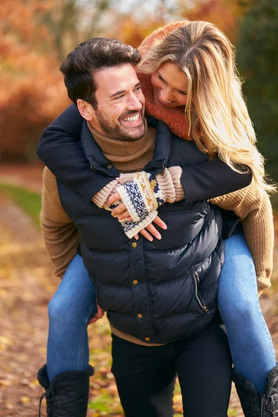 Muž Dává Ženě Prasátko Jako Milující Pár Procházky Podzimním Lese — Stock fotografie