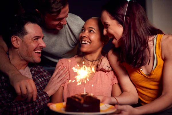 Freundeskreis Trifft Sich Zur Geburtstagsfeier Hause Und Überrascht Sie Mit — Stockfoto
