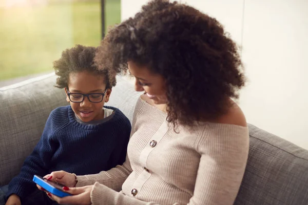 Mutter Und Sohn Sitzen Hause Auf Dem Sofa Und Spielen — Stockfoto