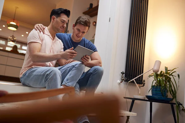 Liebendes Gleichgeschlechtliches Männliches Paar Mit Digitalem Tablet Beim Gemeinsamen Entspannen — Stockfoto