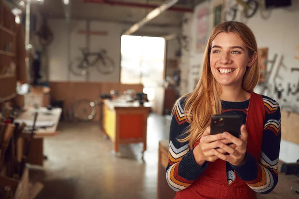 Propietaria Negocio Femenino Taller Usando Teléfono Móvil —  Fotos de Stock