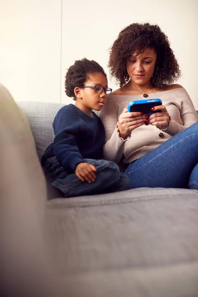 Madre Hijo Sentados Sofá Casa Jugando Juntos Juego Computadora Dispositivo —  Fotos de Stock