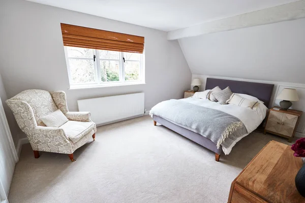 家族の家で柔らかい家具付きの美しいベッドルームのインテリアビュー — ストック写真